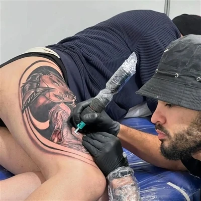 Wie identifiziere ich die Qualifikationen und Hygiene -Standards eines Tattoo...