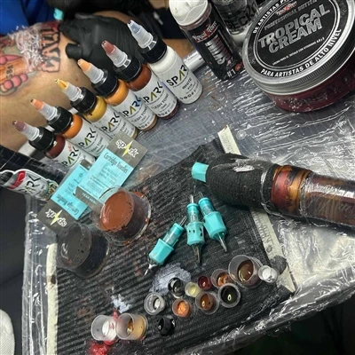 Tattoo Studios berichten von der wachsenden Nachfrage bei älteren ersten - Ze...