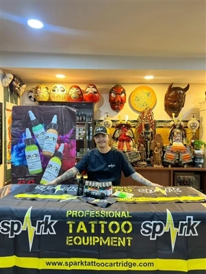 SPARK Ink gibt Partnerschaft mit dem renommierten thailändischen Tätowierer B...